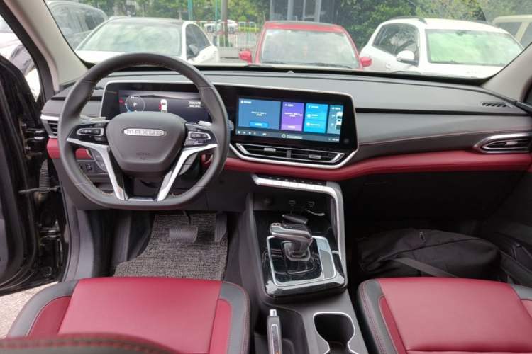 Used SAIC MAXUS Xingji 2023 Starry R 2.0T Automatic Gasoline 2WD Luxury Edition Standard Box Center Console