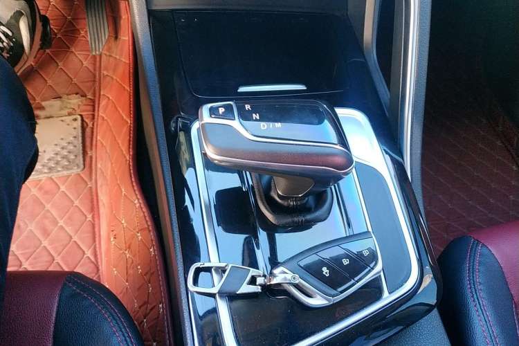 Used SAIC MAXUS Xingji 2023 Starry R 2.0T Automatic Diesel 2WD Luxury Edition Long-Box Model Gear Lever