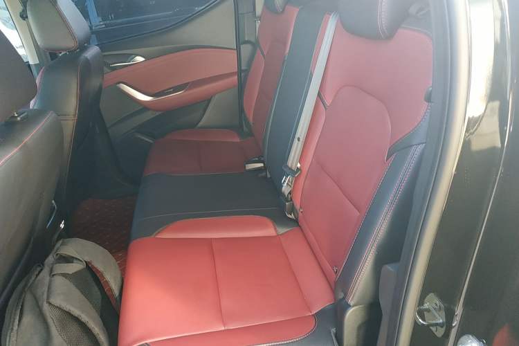 Used SAIC MAXUS Xingji 2023 Starry R 2.0T Automatic Diesel 2WD Luxury Edition Long-Box Model Interior 4