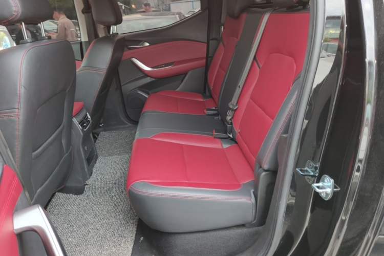 Used SAIC MAXUS Xingji 2023 Starry R 2.0T Automatic Gasoline 2WD Luxury Edition Standard Box Left Rear Seat