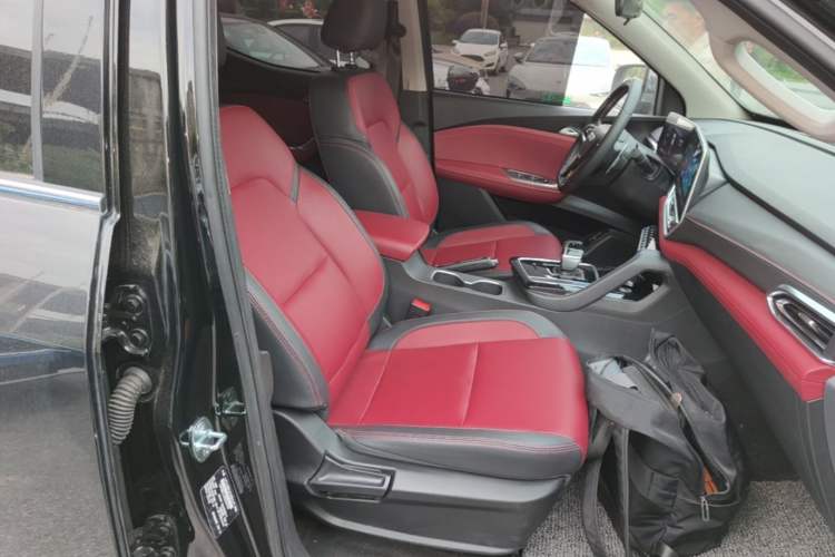 Used SAIC MAXUS Xingji 2023 Starry R 2.0T Automatic Gasoline 2WD Luxury Edition Standard Box Right Front Seat
