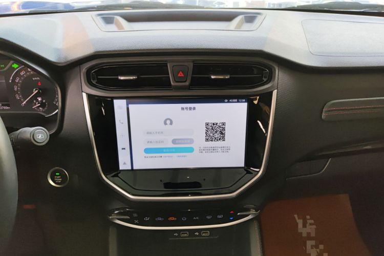 Used SAIC MAXUS Xingji 2023 Starry L 2.0T Diesel Automatic 2WD Elite Edition Long Bed Audio And AC Panel