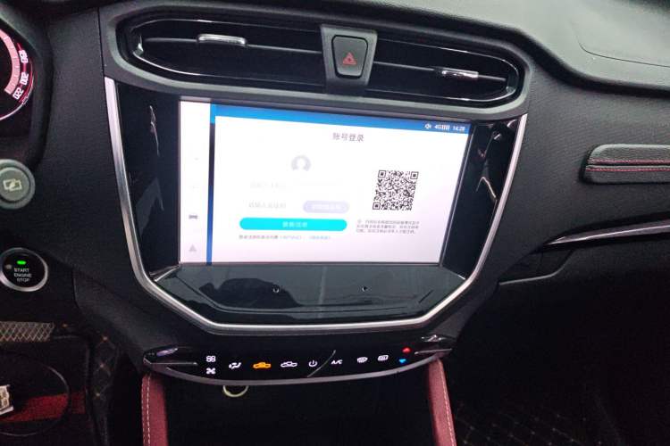 Used SAIC MAXUS Xingji 2023 Starry L 2.0T Diesel Automatic 2WD Elite Edition Long Bed Audio And AC Panel