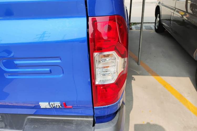 Used SAIC MAXUS Xingji 2023 Starry L 2.0T Diesel Automatic 2WD Elite Edition Long Bed Exterior 3