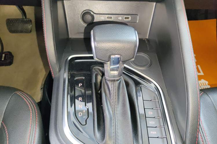 Used SAIC MAXUS Xingji 2023 Starry L 2.0T Diesel Automatic 2WD Elite Edition Long Bed Gear Lever