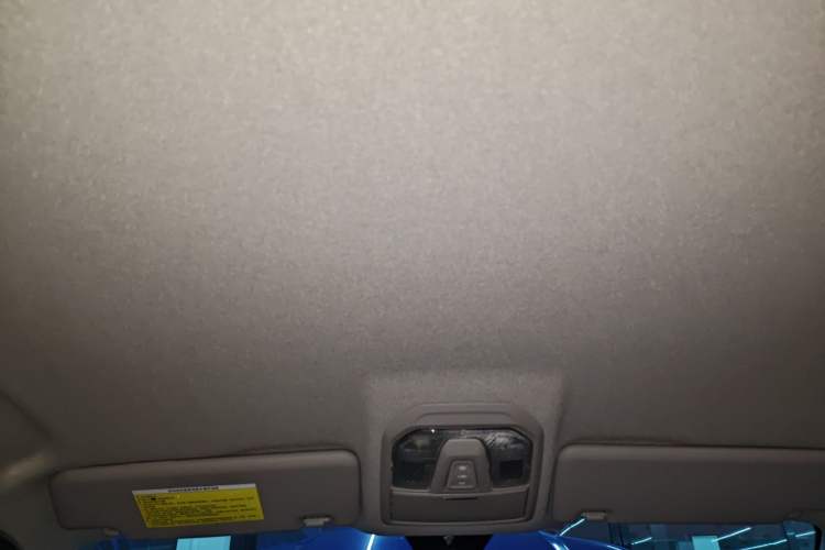 Used SAIC MAXUS Xingji 2023 Starry L 2.0T Diesel Automatic 2WD Elite Edition Long Bed Headliner