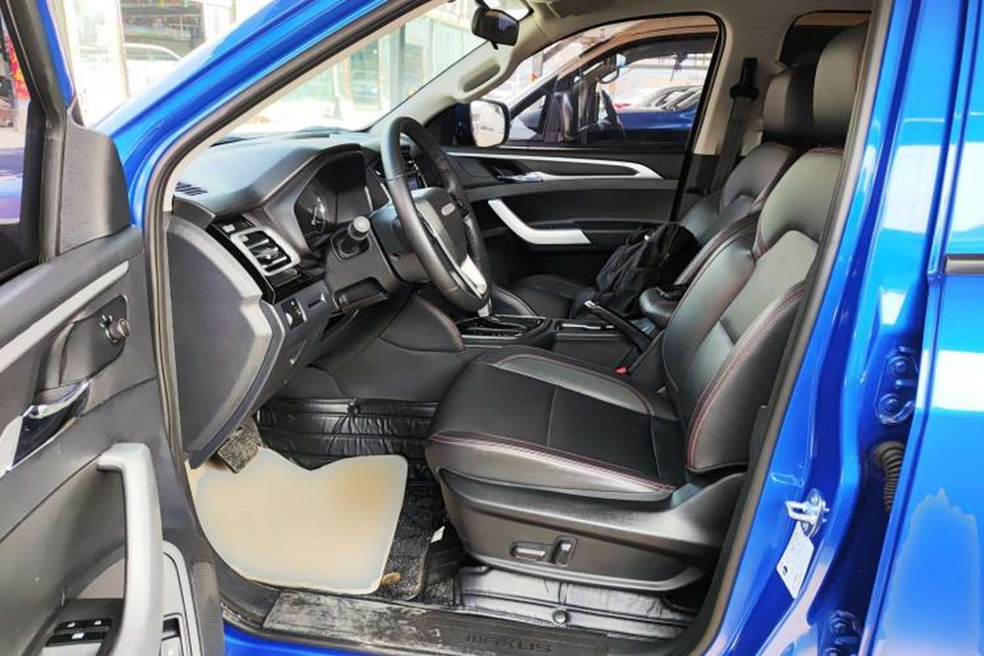 Used SAIC MAXUS Xingji 2023 Starry L 2.0T Diesel Automatic 2WD Elite Edition Long Bed Left Front Seat