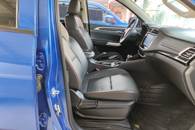 Used SAIC MAXUS Xingji 2023 Starry L 2.0T Diesel Automatic 2WD Elite Edition Long Bed Right Front Seat