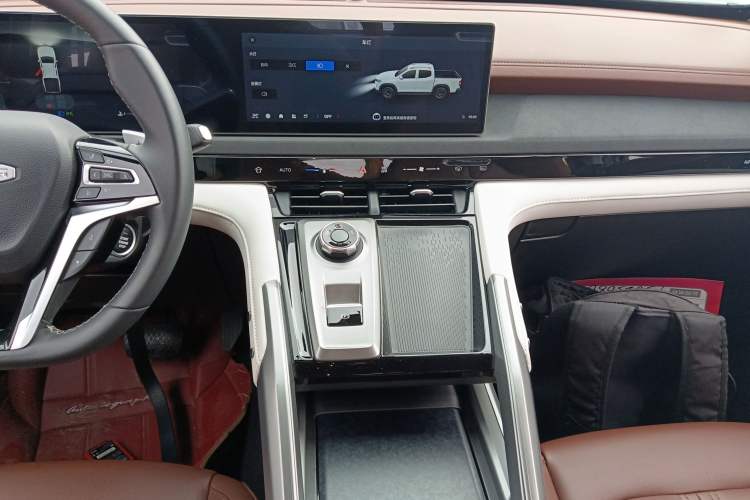 Used SAIC MAXUS Xingji 2023 Starry H 2.0T Automatic Diesel Dual-Turbo All-Wheel Drive Luxury Edition Long Wheelbase Audio And AC Panel
