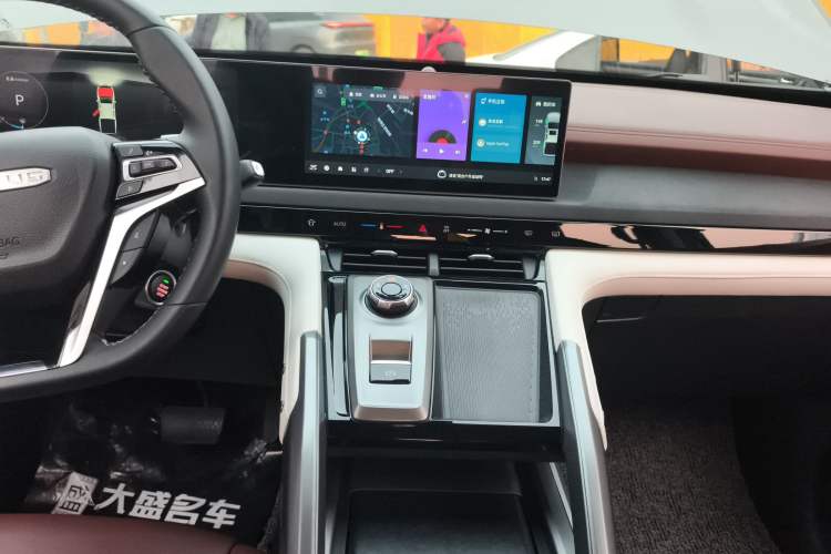 Used SAIC MAXUS Xingji 2023 Starry H 2.0T Automatic Diesel Dual-Turbo All-Wheel Drive Luxury Edition Long Wheelbase Audio And AC Panel
