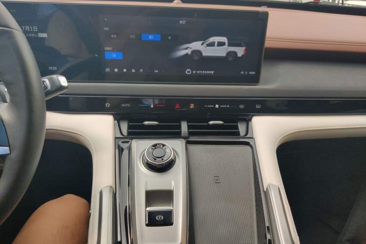 Used SAIC MAXUS Xingji 2023 Starry H 2.0T Automatic Diesel Dual-Turbo All-Wheel-Drive Flagship Model – Standard Wheelbase Audio And AC Panel