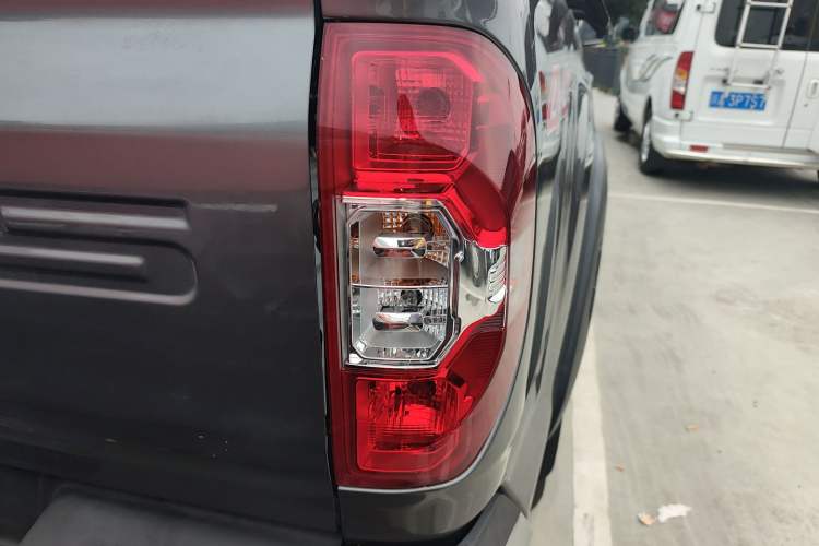 Used SAIC MAXUS Xingji 2023 Starry R 2.0T Automatic Diesel 4x4 Luxury Edition Long-Box Model Exterior 6