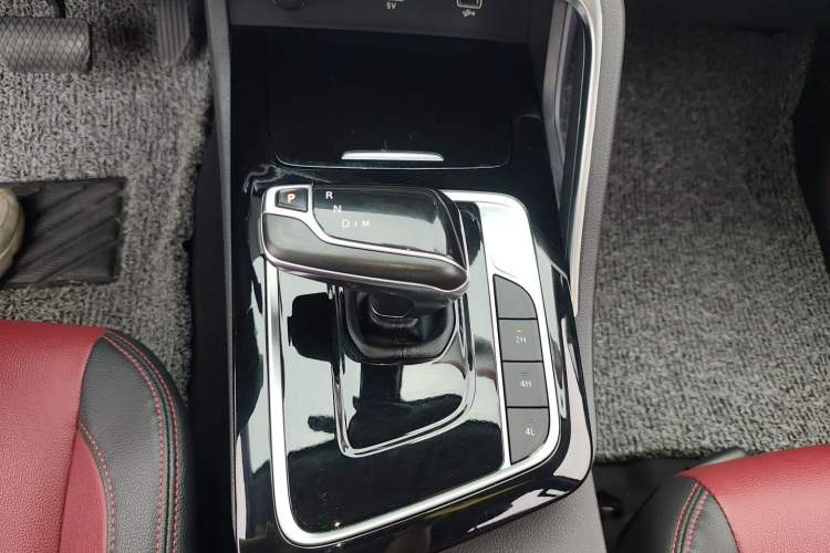 Used SAIC MAXUS Xingji 2023 Starry R 2.0T Automatic Diesel 4x4 Luxury Edition Long-Box Model Gear Lever
