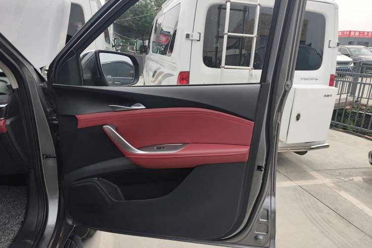 Used SAIC MAXUS Xingji 2023 Starry R 2.0T Automatic Diesel 4x4 Luxury Edition Long-Box Model Interior 5