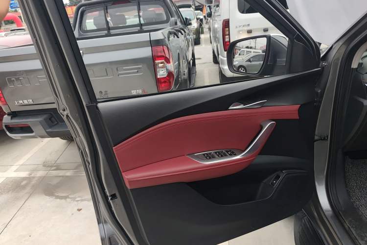 Used SAIC MAXUS Xingji 2023 Starry R 2.0T Automatic Diesel 4x4 Luxury Edition Long-Box Model Interior 7
