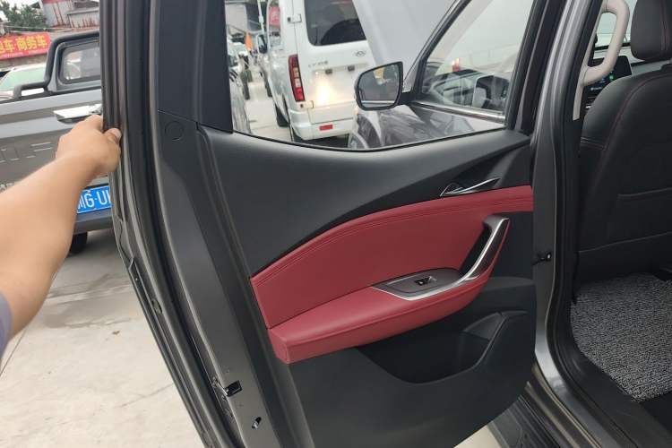 Used SAIC MAXUS Xingji 2023 Starry R 2.0T Automatic Diesel 4x4 Luxury Edition Long-Box Model Interior 8