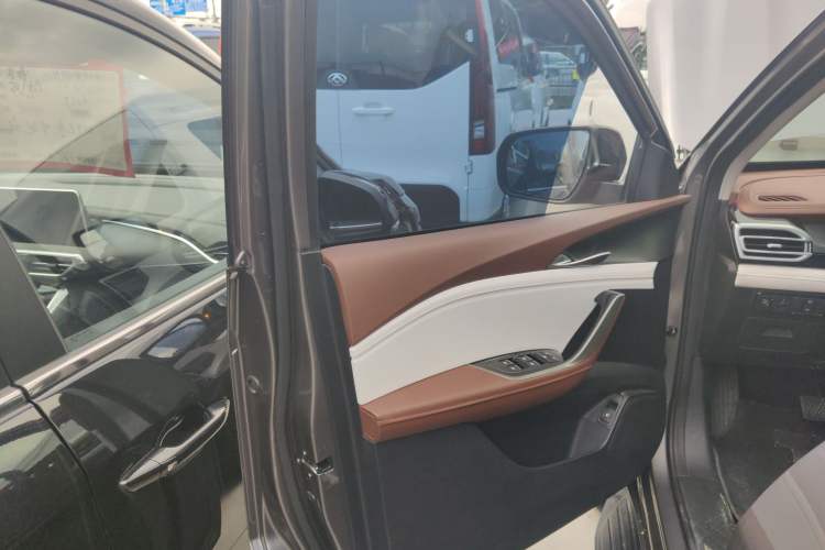Used SAIC MAXUS Xingji 2023 Starry H 2.0T Automatic Diesel Dual-Turbo All-Wheel-Drive Flagship Model – Standard Wheelbase Left Front Door Interior