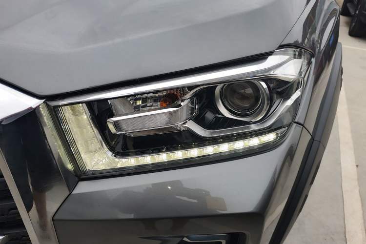 Used SAIC MAXUS Xingji 2023 Starry R 2.0T Automatic Diesel 4x4 Luxury Edition Long-Box Model Left Front Headlight