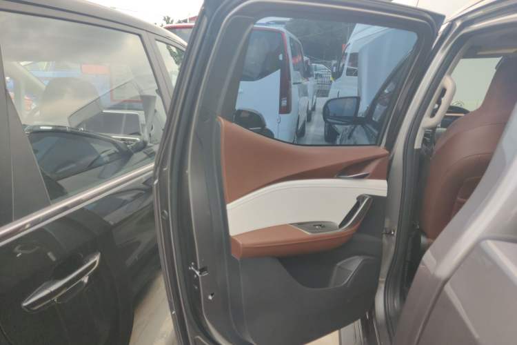 Used SAIC MAXUS Xingji 2023 Starry H 2.0T Automatic Diesel Dual-Turbo All-Wheel-Drive Flagship Model – Standard Wheelbase Left Rear Door Interior