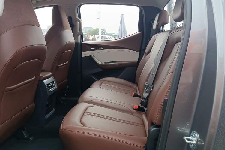 Used SAIC MAXUS Xingji 2023 Starry H 2.0T Automatic Diesel Dual-Turbo All-Wheel Drive Luxury Edition Long Wheelbase Left Rear Seat