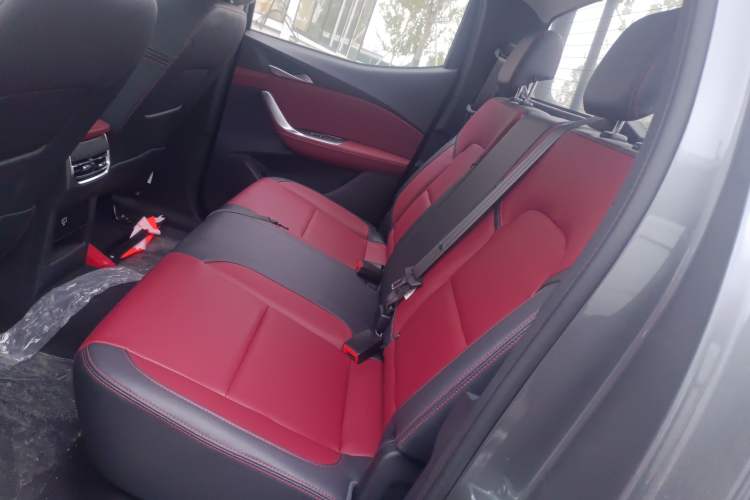 Used SAIC MAXUS Xingji 2023 Starry R 2.0T Automatic Diesel 2WD Luxury Edition Long-Box Model Left Rear Seat
