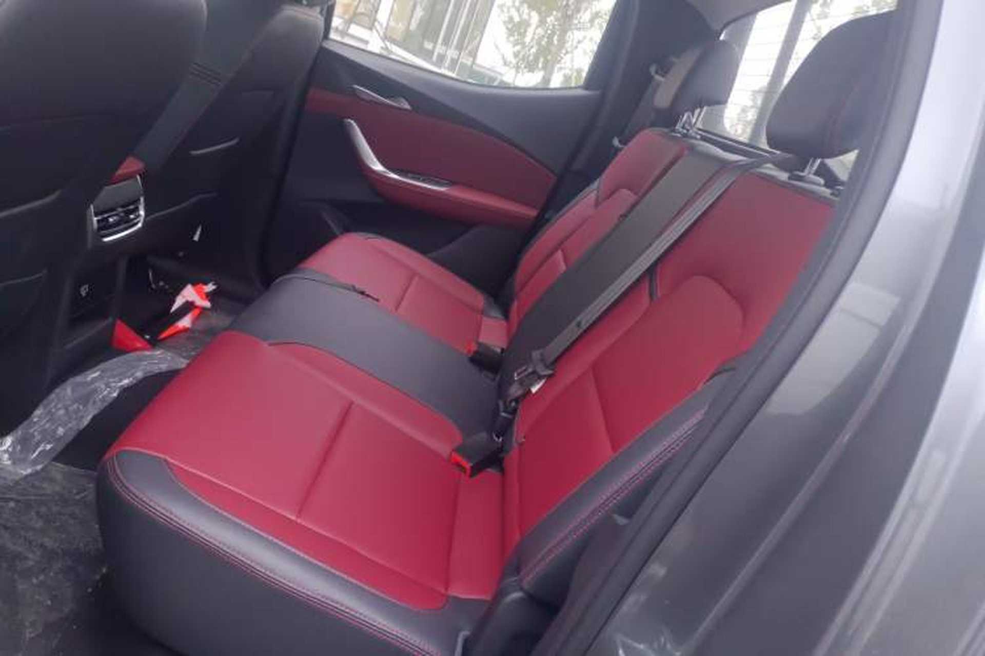 Used SAIC MAXUS Xingji 2023 Starry R 2.0T Automatic Diesel 2WD Luxury Edition Long-Box Model Left Rear Seat