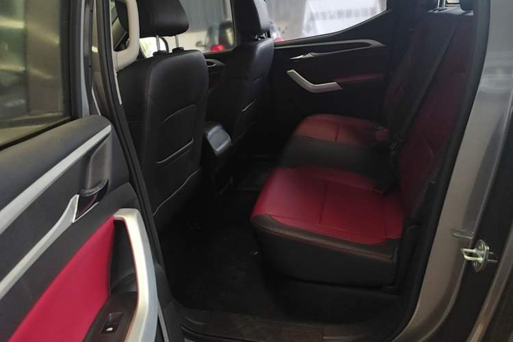 Used SAIC MAXUS Xingji 2023 Starry L 2.0T Diesel Automatic 2WD Elite Edition Standard Cab Left Rear Seat