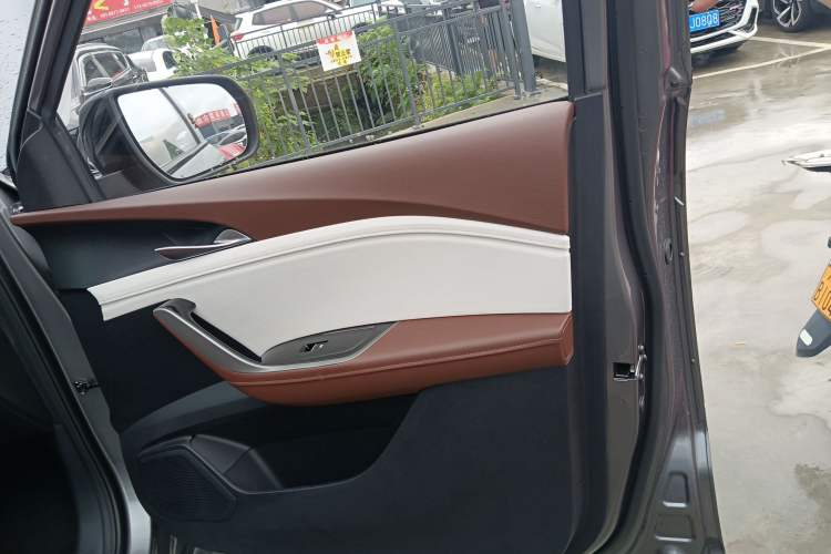 Used SAIC MAXUS Xingji 2023 Starry H 2.0T Automatic Diesel Dual-Turbo All-Wheel Drive Luxury Edition Long Wheelbase Right Front Door Interior