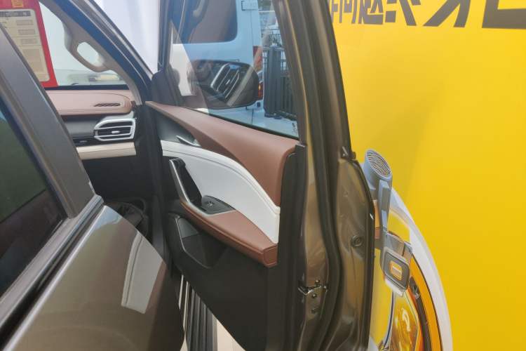 Used SAIC MAXUS Xingji 2023 Starry H 2.0T Automatic Diesel Dual-Turbo All-Wheel-Drive Flagship Model – Standard Wheelbase Right Front Door Interior