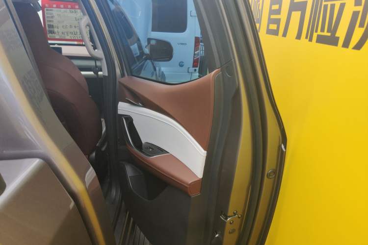 Used SAIC MAXUS Xingji 2023 Starry H 2.0T Automatic Diesel Dual-Turbo All-Wheel-Drive Flagship Model – Standard Wheelbase Right Rear Door Interior