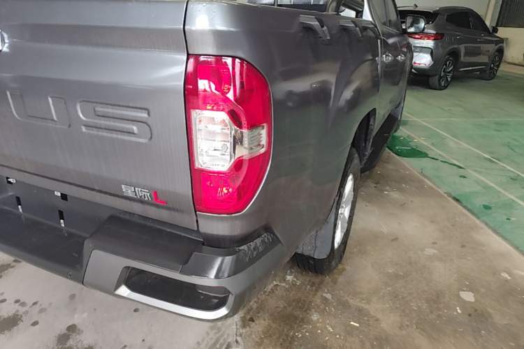 Used SAIC MAXUS Xingji 2023 Starry L 2.0T Diesel Automatic 2WD Elite Edition Standard Cab Right Rear Taillight