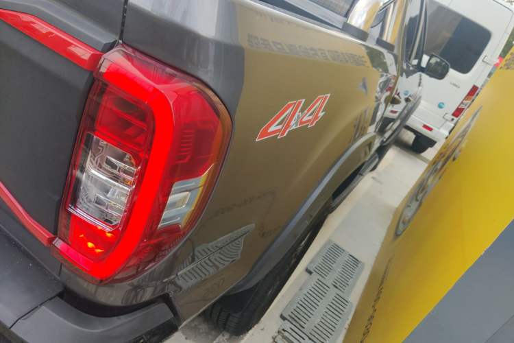 Used SAIC MAXUS Xingji 2023 Starry H 2.0T Automatic Diesel Dual-Turbo All-Wheel-Drive Flagship Model – Standard Wheelbase Right Rear Taillight