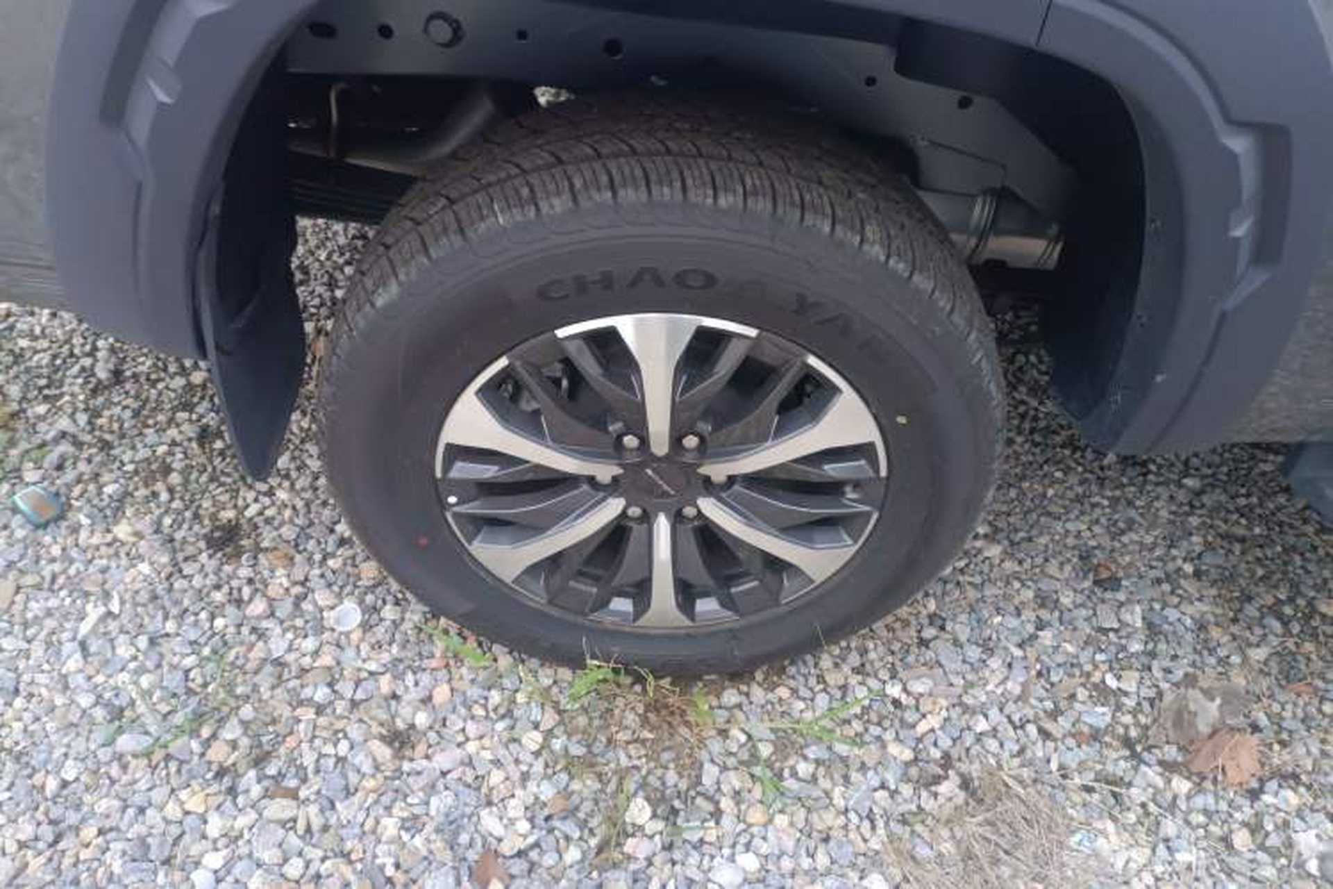 Used SAIC MAXUS Xingji 2023 Starry R 2.0T Automatic Diesel 2WD Luxury Edition Long-Box Model Right Rear Wheel Hub