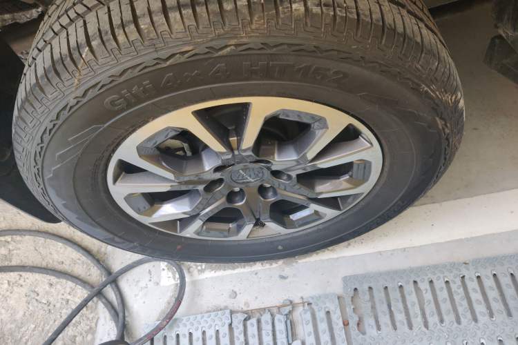 Used SAIC MAXUS Xingji 2023 Starry H 2.0T Automatic Diesel Dual-Turbo All-Wheel-Drive Flagship Model – Standard Wheelbase Right Rear Wheel Hub