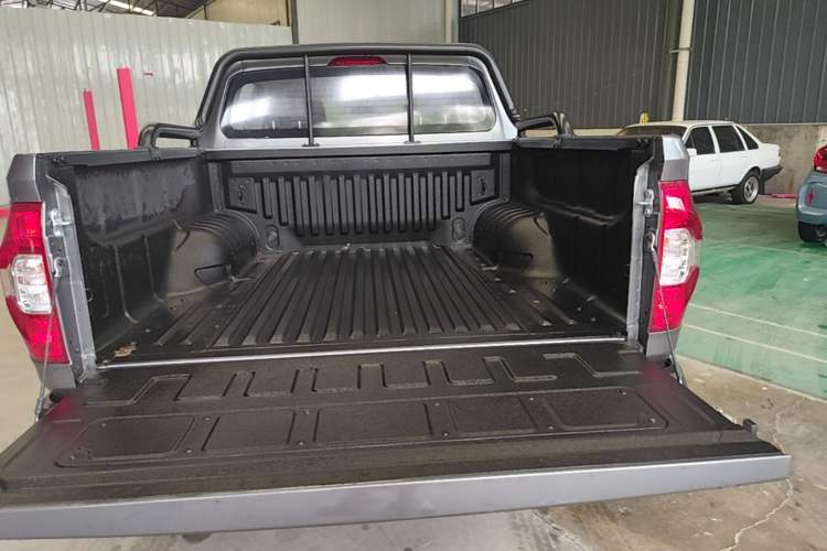 Used SAIC MAXUS Xingji 2023 Starry L 2.0T Diesel Automatic 2WD Elite Edition Standard Cab Trunk