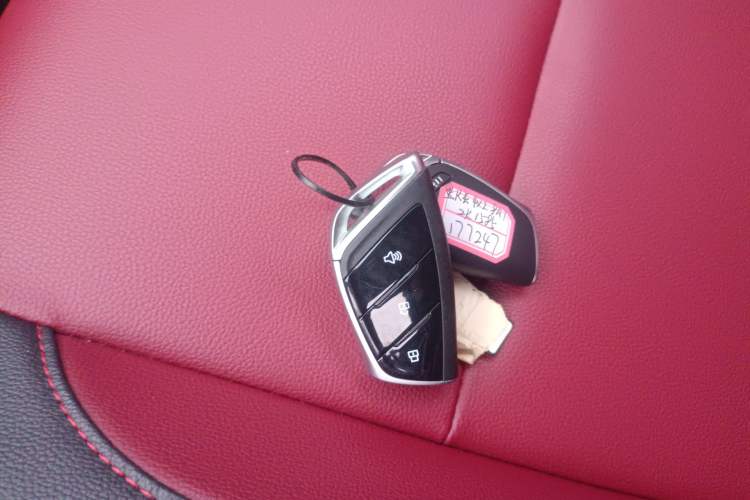 Used SAIC MAXUS Xingji 2023 Starry R 2.0T Automatic Diesel 2WD Luxury Edition Long-Box Model Vehicle Key