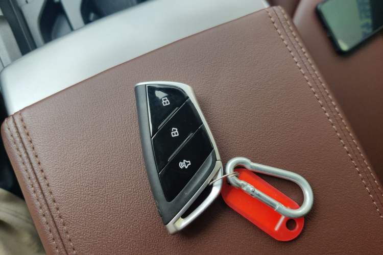 Used SAIC MAXUS Xingji 2023 Starry H 2.0T Automatic Diesel Dual-Turbo All-Wheel-Drive Flagship Model – Standard Wheelbase Vehicle Key