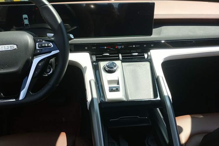 Used SAIC MAXUS Xingji 2023 Starry H 2.0T Automatic Diesel Dual-Turbo All-Wheel Drive Luxury Edition Long Wheelbase Audio And AC Panel