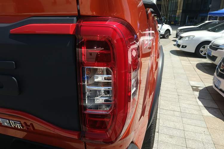 Used SAIC MAXUS Xingji 2023 Starry H 2.0T Automatic Diesel Dual-Turbo All-Wheel Drive Luxury Edition Long Wheelbase Right Rear Taillight