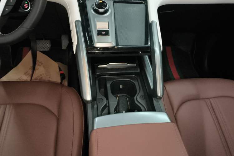 Used SAIC MAXUS Xingji 2023 Starry H 2.0T Automatic Diesel Dual-Turbo All-Wheel Drive Luxury Edition Long Wheelbase Gear Lever