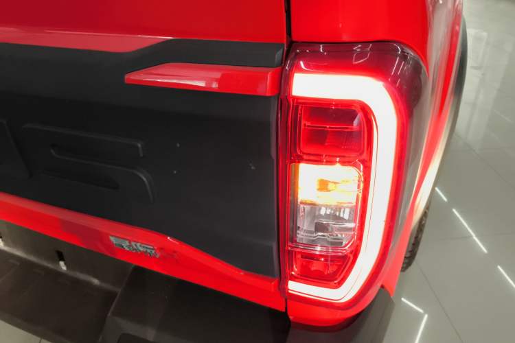 Used SAIC MAXUS Xingji 2023 Starry H 2.0T Automatic Diesel Dual-Turbo All-Wheel Drive Luxury Edition Long Wheelbase Right Rear Taillight