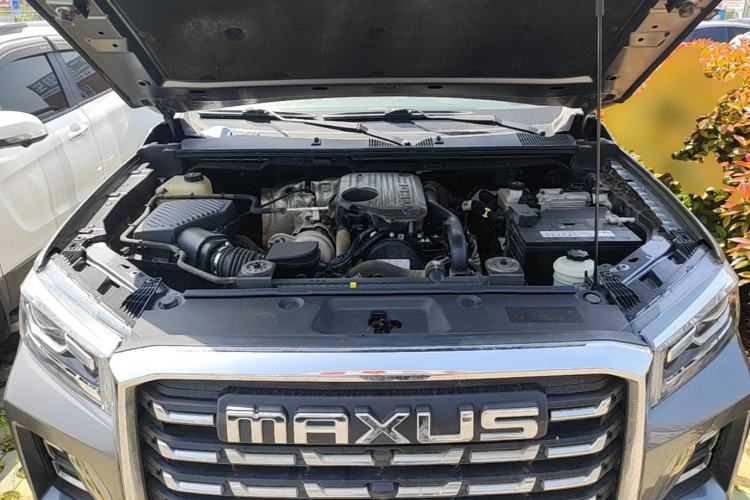 Used SAIC MAXUS Xingji 2023 Starry L 2.0T Diesel Manual Two-Wheel-Drive Elite Edition Flatbed Engine Bay