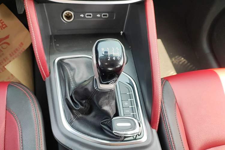 Used SAIC MAXUS Xingji 2023 Starry L 2.0T Diesel Manual Two-Wheel-Drive Elite Edition Flatbed Gear Lever