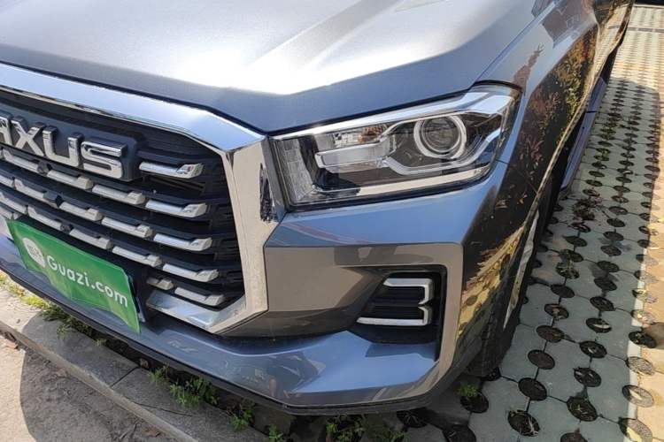 Used SAIC MAXUS Xingji 2023 Starry L 2.0T Diesel Manual Two-Wheel-Drive Elite Edition Flatbed Left Front Headlight