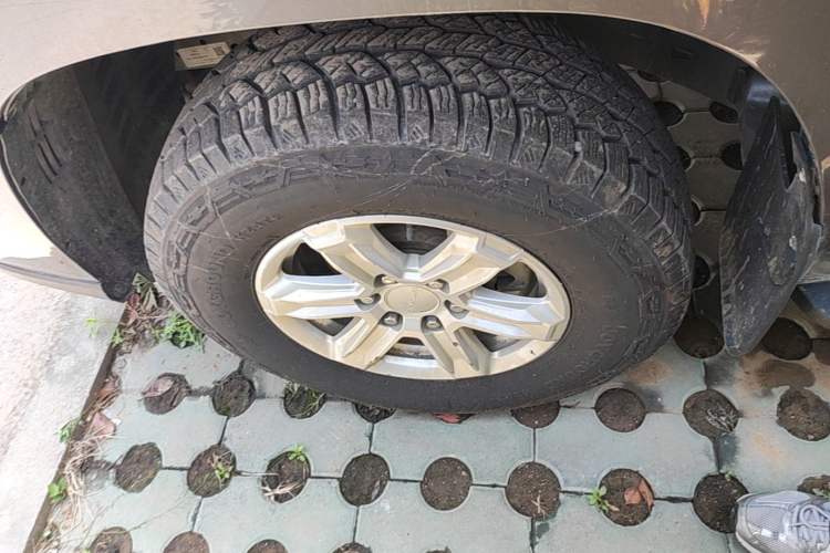 Used SAIC MAXUS Xingji 2023 Starry L 2.0T Diesel Manual Two-Wheel-Drive Elite Edition Flatbed Left Front Wheel Hub