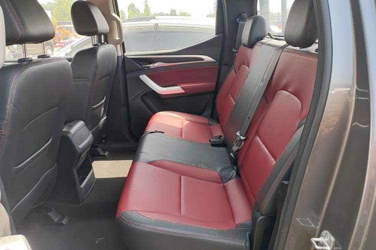 Used SAIC MAXUS Xingji 2023 Starry L 2.0T Diesel Manual Two-Wheel-Drive Elite Edition Flatbed Left Rear Seat