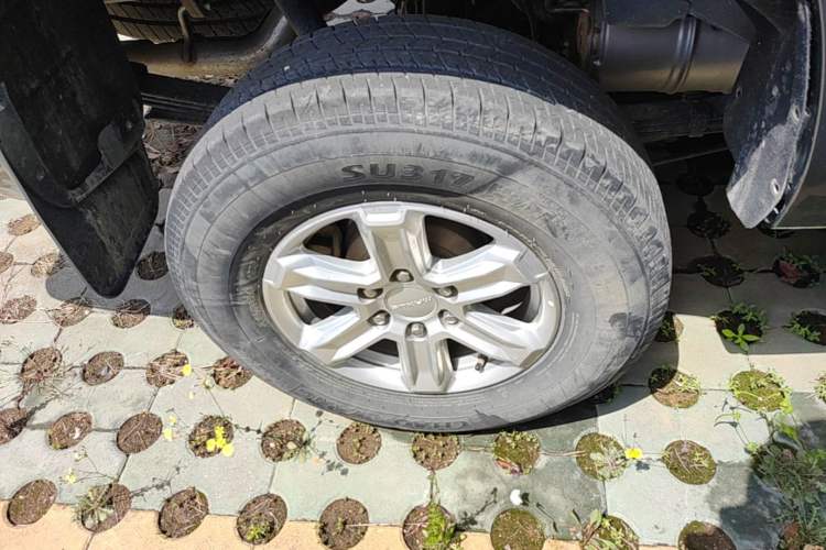 Used SAIC MAXUS Xingji 2023 Starry L 2.0T Diesel Manual Two-Wheel-Drive Elite Edition Flatbed Right Rear Wheel Hub