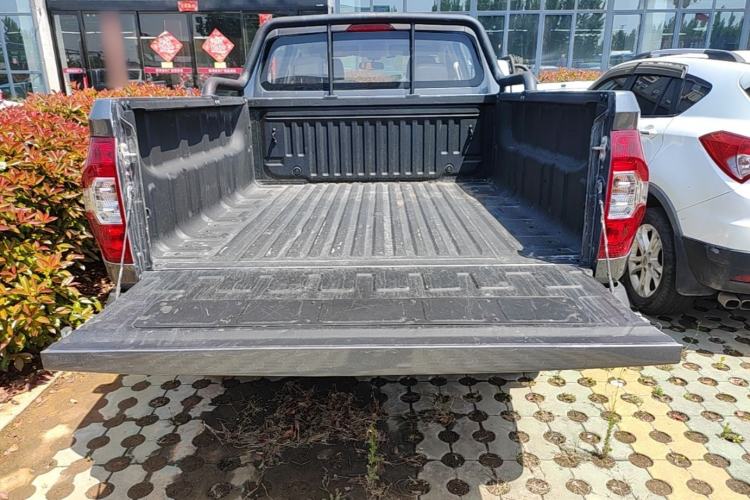 Used SAIC MAXUS Xingji 2023 Starry L 2.0T Diesel Manual Two-Wheel-Drive Elite Edition Flatbed Trunk