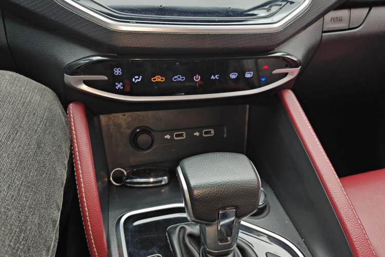 Used SAIC MAXUS Xingji 2023 Starry L 2.0T Diesel Automatic 4x4 Elite Edition Long Bed Audio And AC Panel