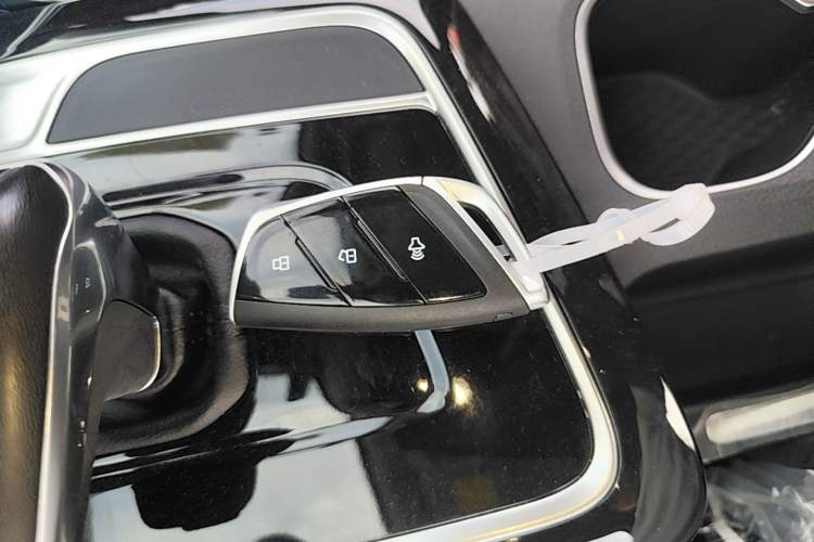 Used SAIC MAXUS Xingji 2023 Starry R 2.0T Automatic Diesel 2WD Luxury Edition Long-Box Model Interior 1